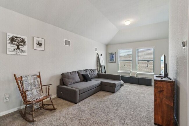 Building Photo - Spacious 1.5 Story Home with a Versatile F...