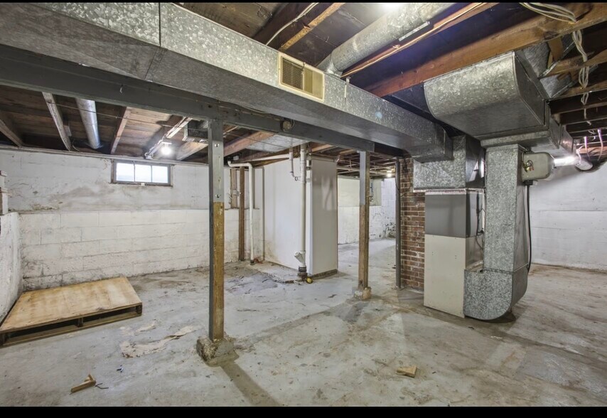 Building Photo - 1021 E 23rd Ave