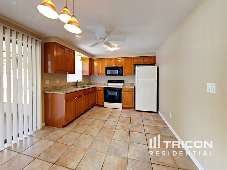 Building Photo - 8589 Lantana Dr