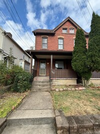 Building Photo - 130 Queen St