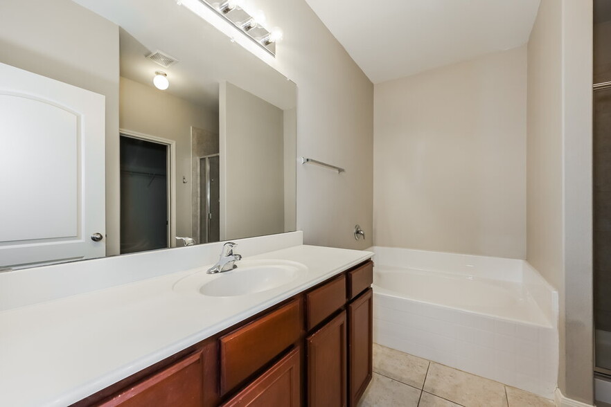 Building Photo - 6120 Chalk Hollow Dr