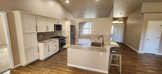 Building Photo - ALL PROSPECTIVE TENANTS MUST SUBMIT A $58 ...