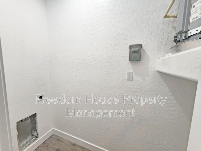 Building Photo - 1111 Sixshooter Ave