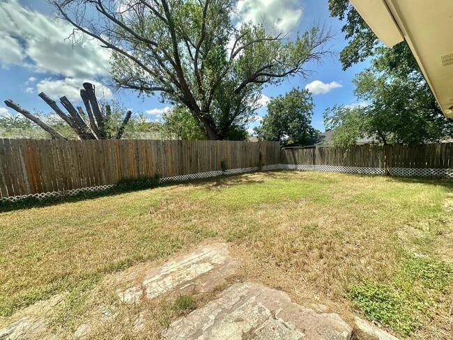 Building Photo - AVAILABLE NOW!