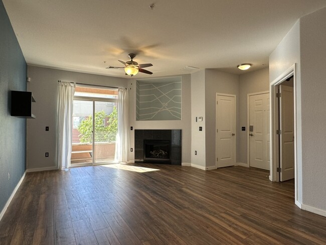 Living room - entrance view - 4100 Albion St