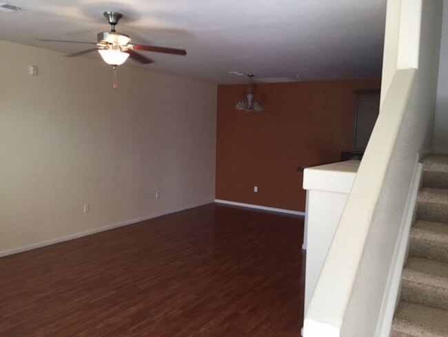 Building Photo - 2 bed/2.5 bath Townhome