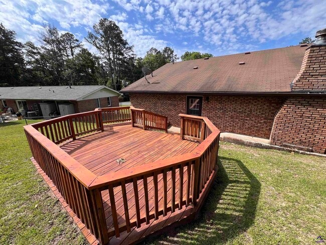 Building Photo - 304 Lakeshore Dr