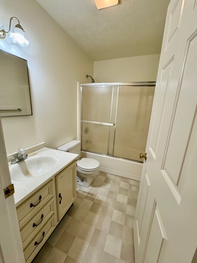 Building Photo - 3 bed/2.5 bath Townhouse near Med Center a...