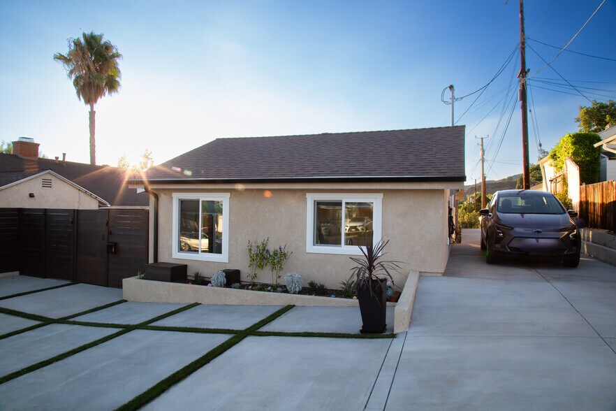 Primary Photo - 831 Cambridge Dr