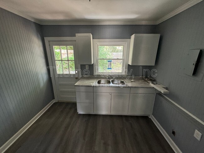 Building Photo - 305 E Battle Ave