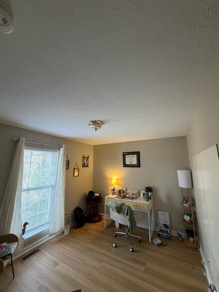 Building Photo - 122 Fuller Rd