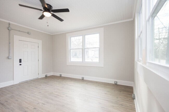 Building Photo - 725 W Poplar St