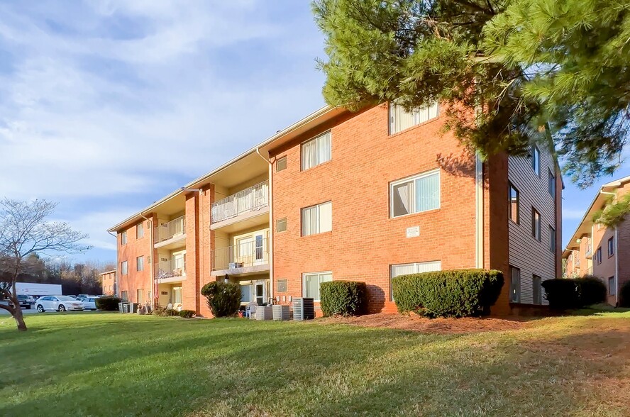 Building Photo - Countryside Estates