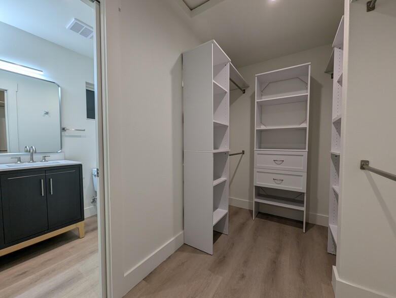 Walk-in Closet - 1662 Lilac Dr