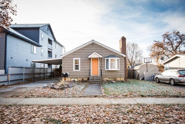 Building Photo - Centrally located single family home 2 bed...