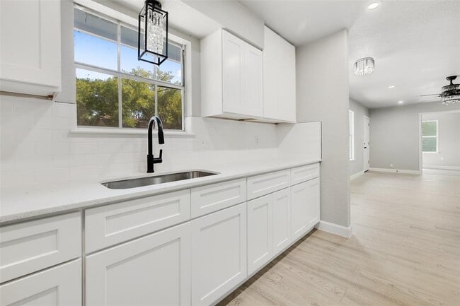 Building Photo - 7000 Carwill Dr