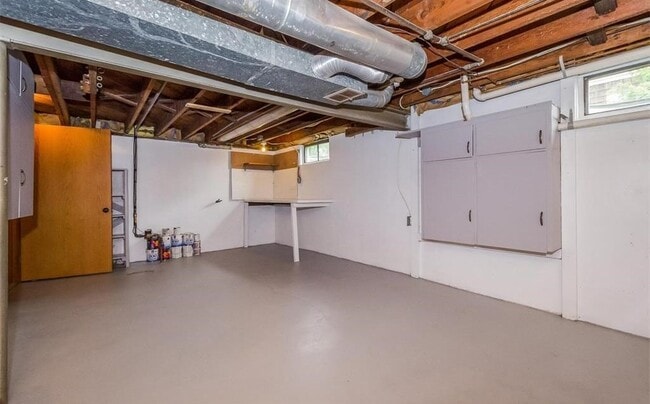 Building Photo - 3 Bedroom/1.5 Bathroom House - Available August 1st, 2025!