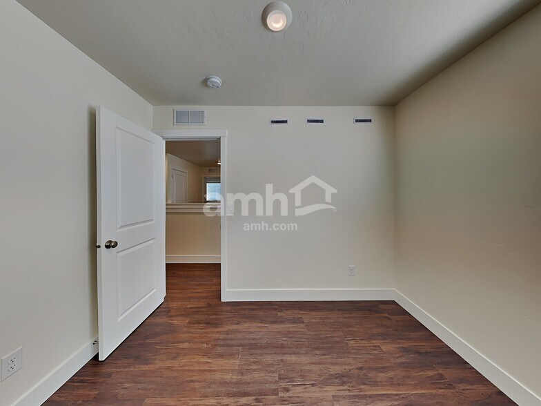 Building Photo - 1350 N Barkvine Ave