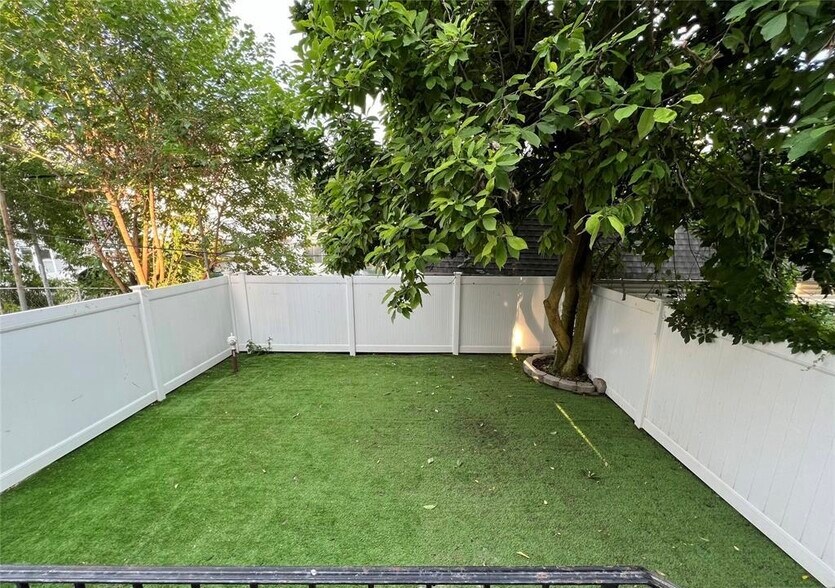 Building Photo - 261 Ridge St