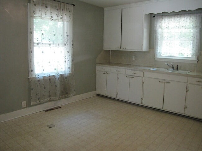 Building Photo - 415 Hugo St