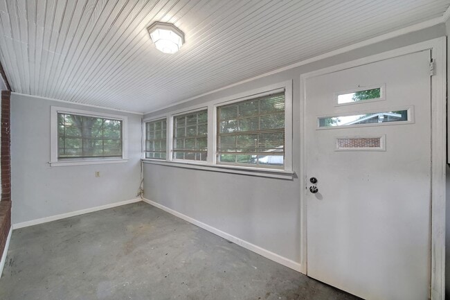 Building Photo - Lovely Brick Ranch Home Close to Uptown Ch...