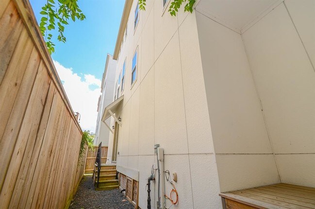 Building Photo - 5654 Darling St