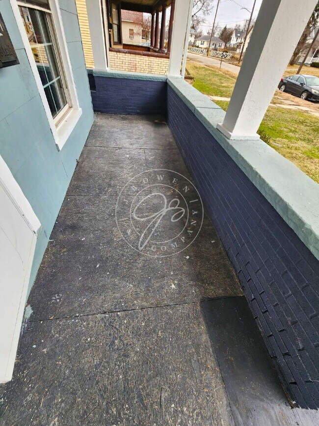 Building Photo - Spacious 2 bedroom main floor duplex! Tons of character! Convenient location!