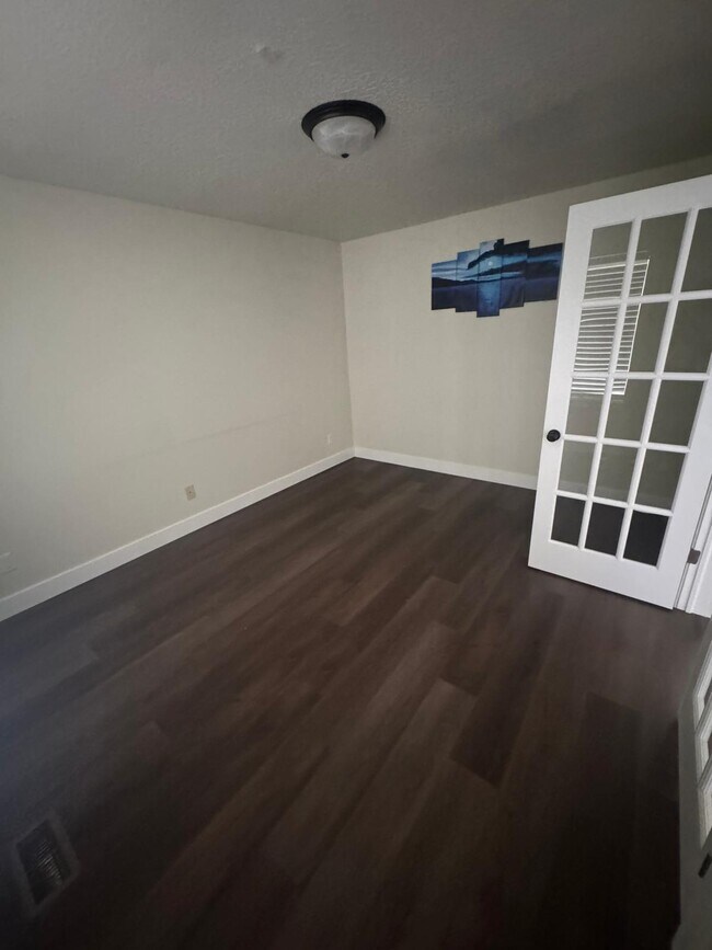 Building Photo - 1109 W Meridian Dr