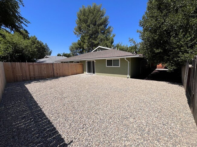Building Photo - Newly Remodeled Duplex for Rent in Central Davis