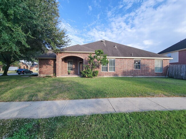 Building Photo - Fantastic looking 4 bedroom and 2 bathroom home in a great neighborhood nestled in the heart of S...