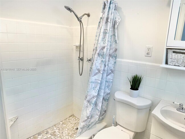 Building Photo - 301 NE 15th Ave