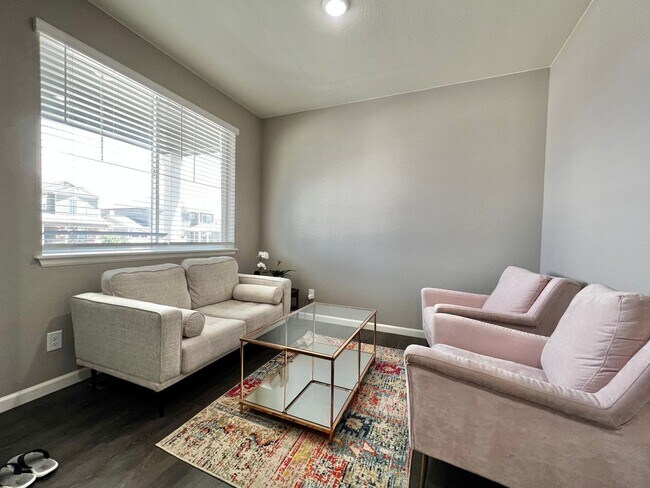 Building Photo - 4 Bed 3 Bath Available August 1st in Windsor!!!