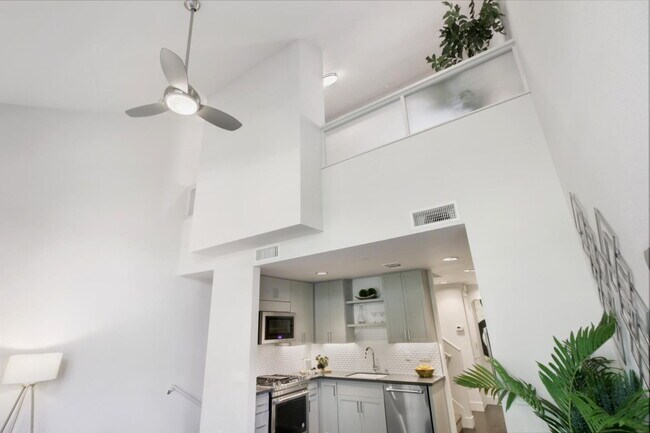 Building Photo - Gorgeous townhouse