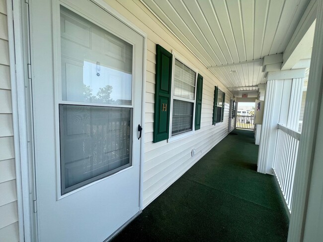Building Photo - **LIMITED TIME SPECIAL** Longs - 1 Bedroom...