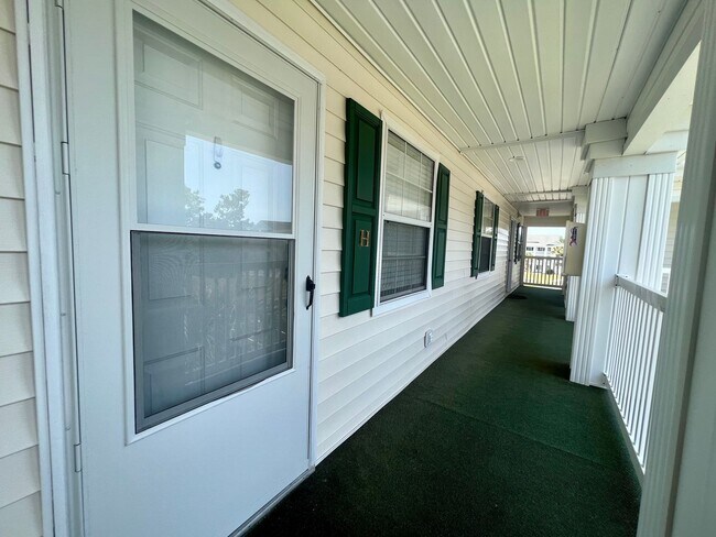 Building Photo - Longs - 1 Bedroom / 1 Bathroom Condo