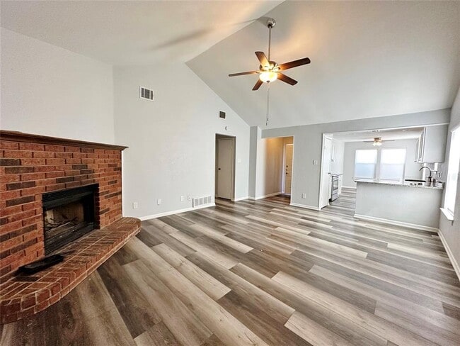 Building Photo - 814 N Riverside Dr