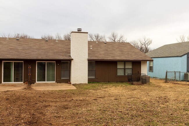Building Photo - 4902 S Gum Ave