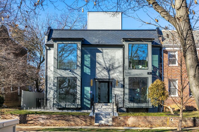 Primary Photo - 3921 W St NW