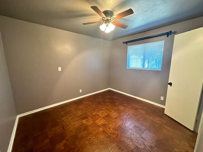 Building Photo - Fully Remodeled 3-bed 1-bath House Availab...