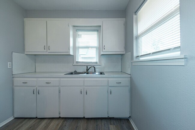 Building Photo - Beautiful 2 Bed 1 Bath in Quiet Area