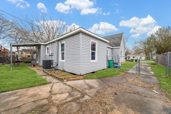 Building Photo - 215 Morrell St