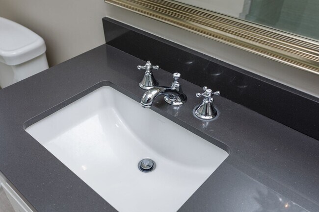 Building Photo - 502 Poinsettia Ave