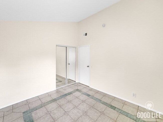 Building Photo - Beautiful 4Bd/2.5Ba Spacious Home in Mission Viejo w/Large Front & Back Yard!