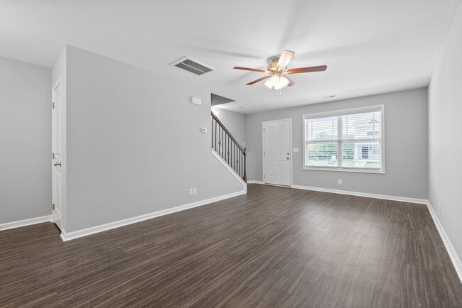 Building Photo - 2 Bedroom Condo For Rent Near Madison Street!