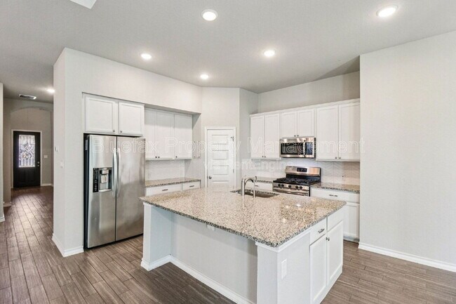 Building Photo - 10208 High Noon Dr