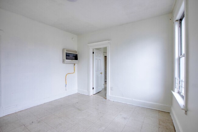 Building Photo - 2 bedroom 1 bath available ASAP