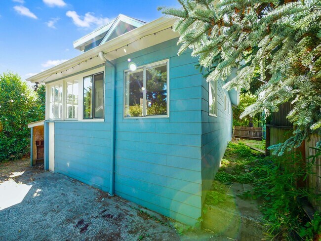 Building Photo - 2 Bed 1.5Bath Single-family House Availabl...