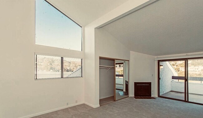 Building Photo - Modern Comfort with Stunning Views in La C...