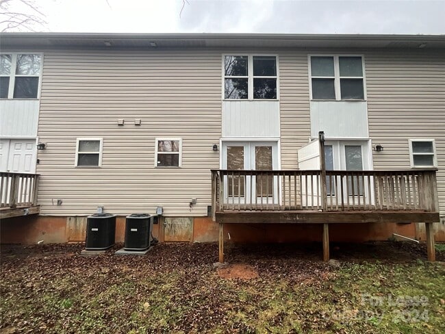 Building Photo - 206 W 15th St