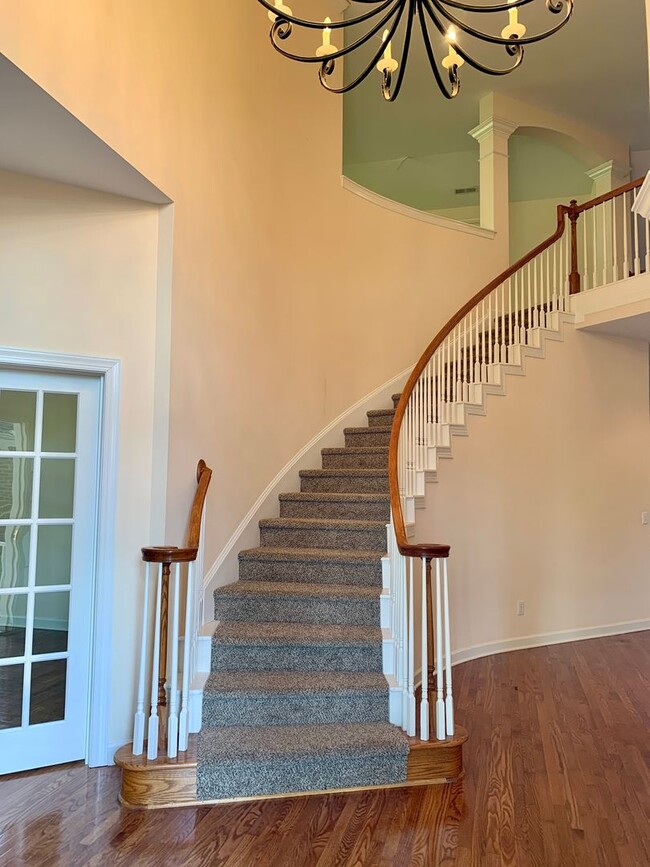 Building Photo - AMAZING Luxurious Residence, Near Educational Facilities, With Upscale Amenities!